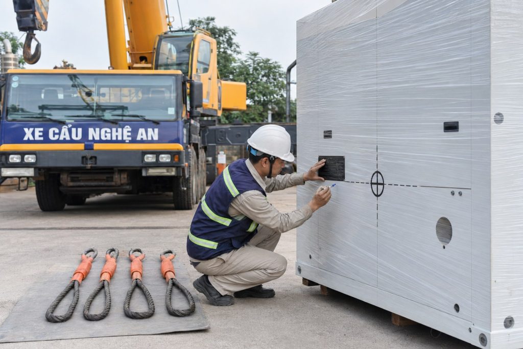 Xe cẩu thực hiện công việc - Vận Chuyển Hàng Có Cẩu