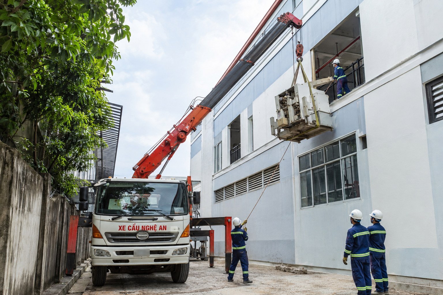 Xe cẩu thực hiện công việc - Xe Cẩu Tự Hành 3 Tấn