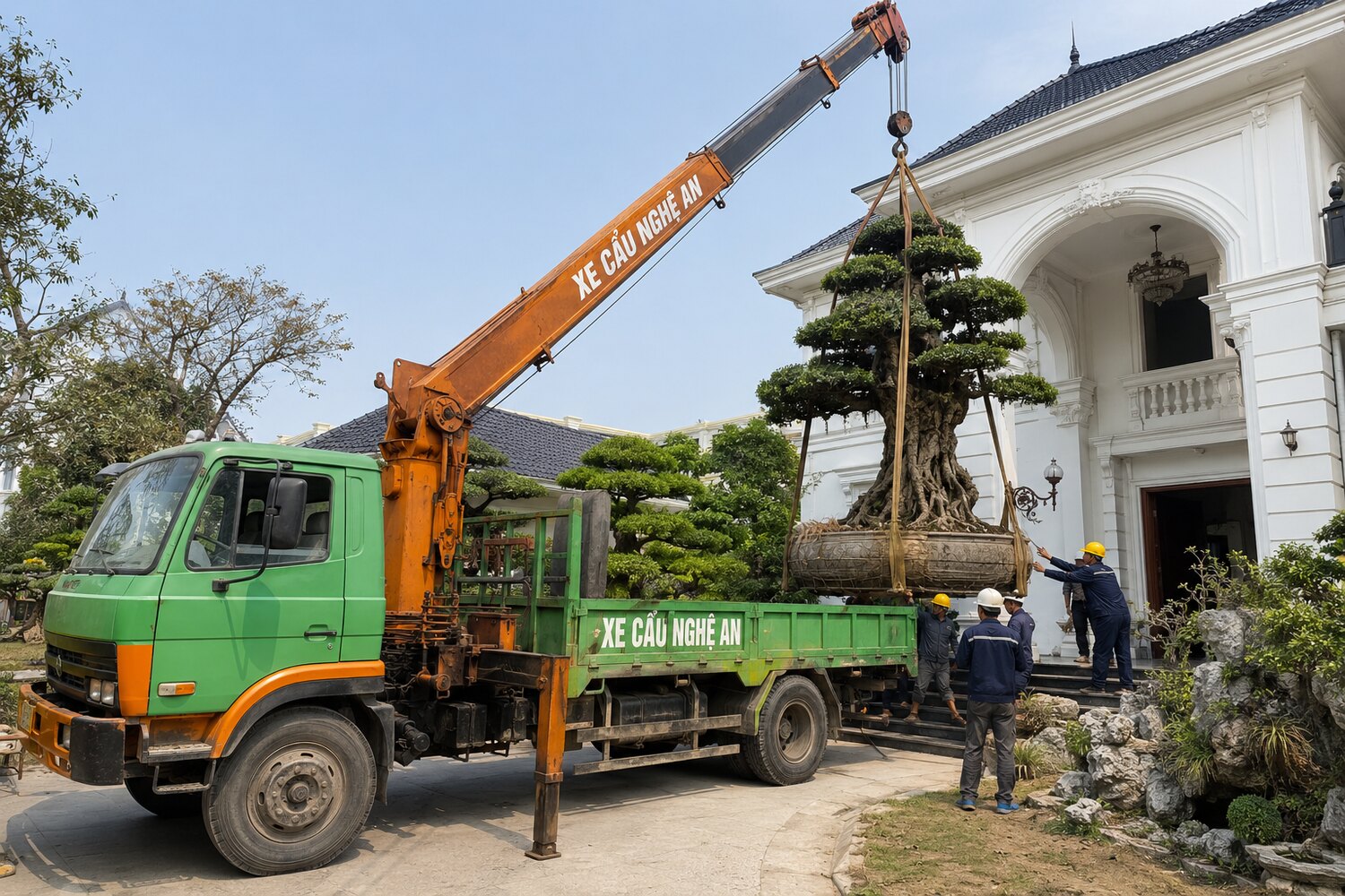 Xe cẩu thực hiện công việc - Xe Cẩu Tự Hành 8 Tấn