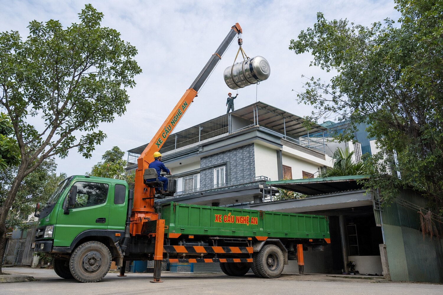 Xe cẩu thực hiện công việc - Xe Cẩu Tự Hành 10 Tấn