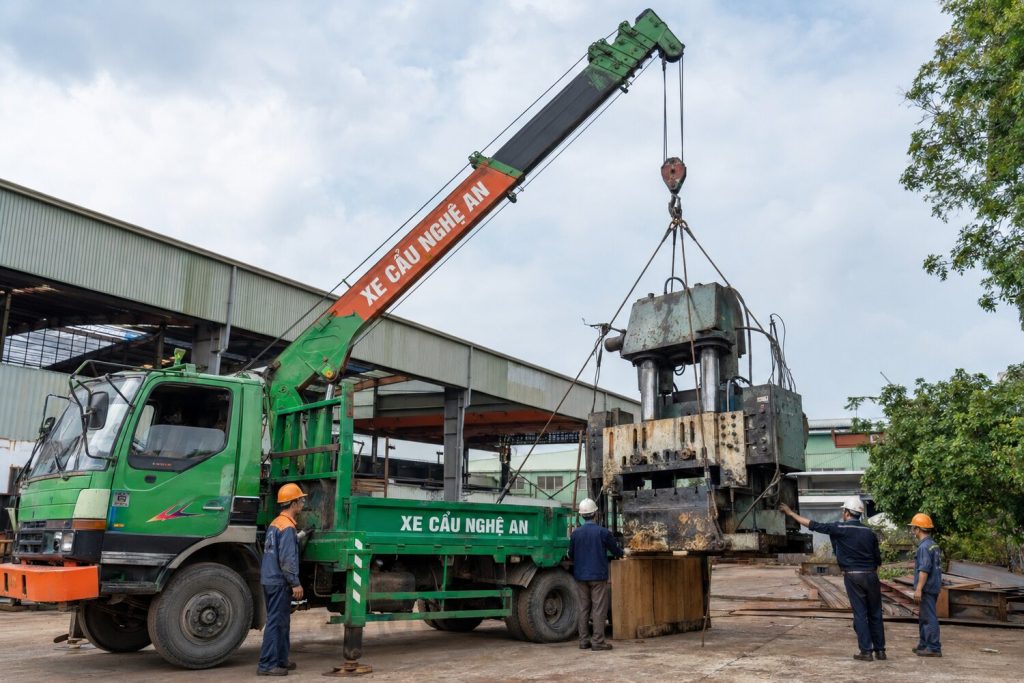 Xe cẩu thực hiện công việc - Xe Cẩu Tự Hành 15 Tấn