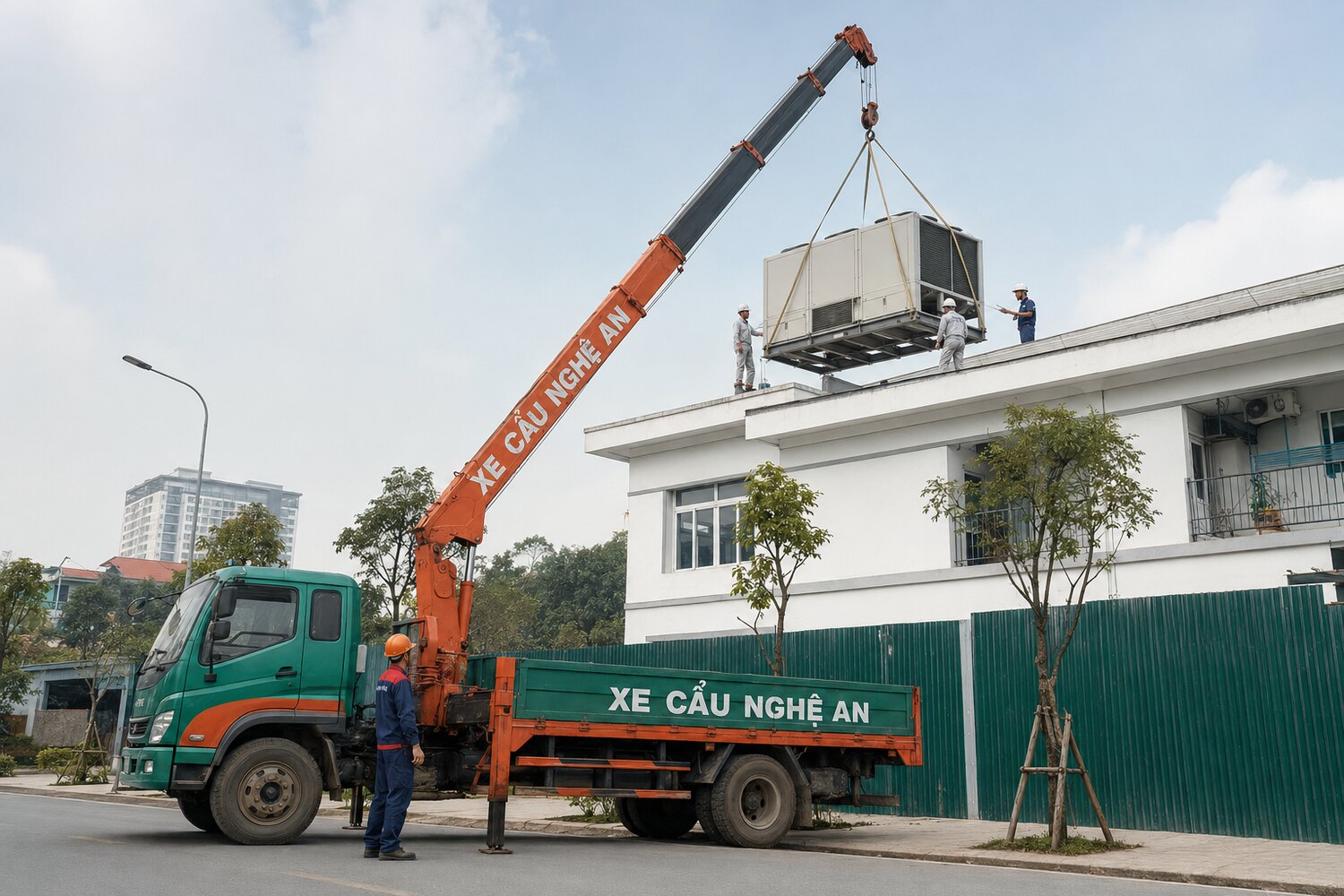 Xe cẩu thực hiện công việc - Thuê Xe Tải Gắn Cẩu