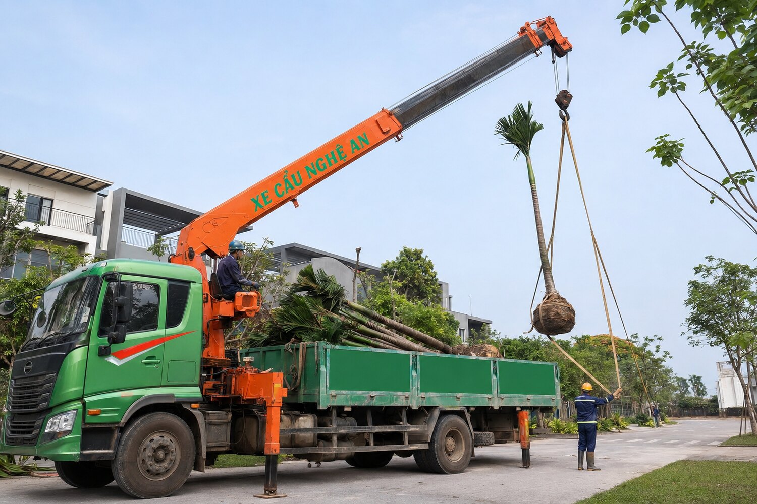 Xe cẩu thực hiện công việc - Thuê Xe Cẩu Chở Hàng